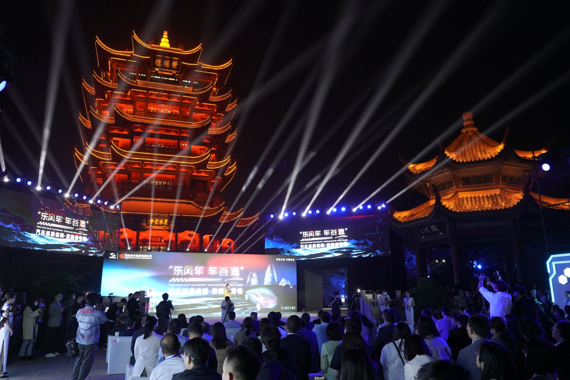 来武汉 买好车——“车谷造”汽车巡展促销活动走进黄鹤楼，赋能数字文化创意软件开发